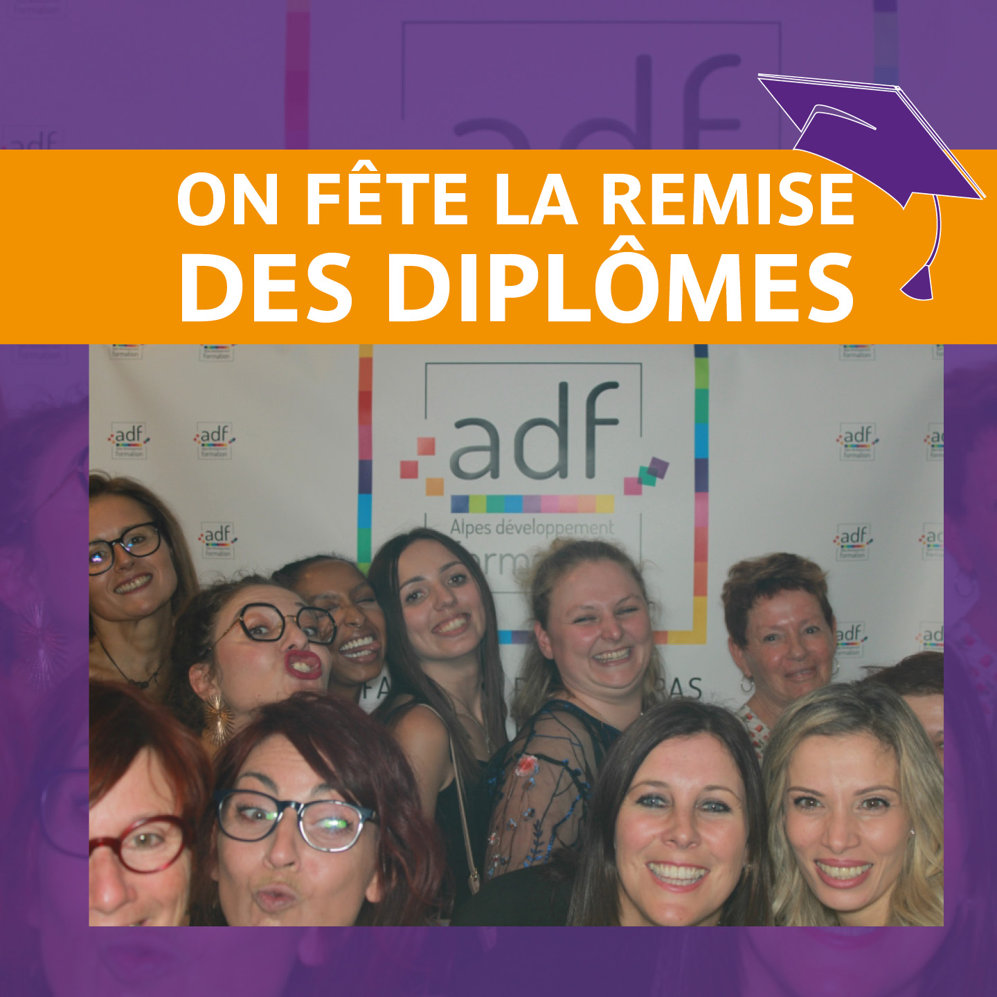 Deux jolies jeunes femmes faisant la formation de remise en forme